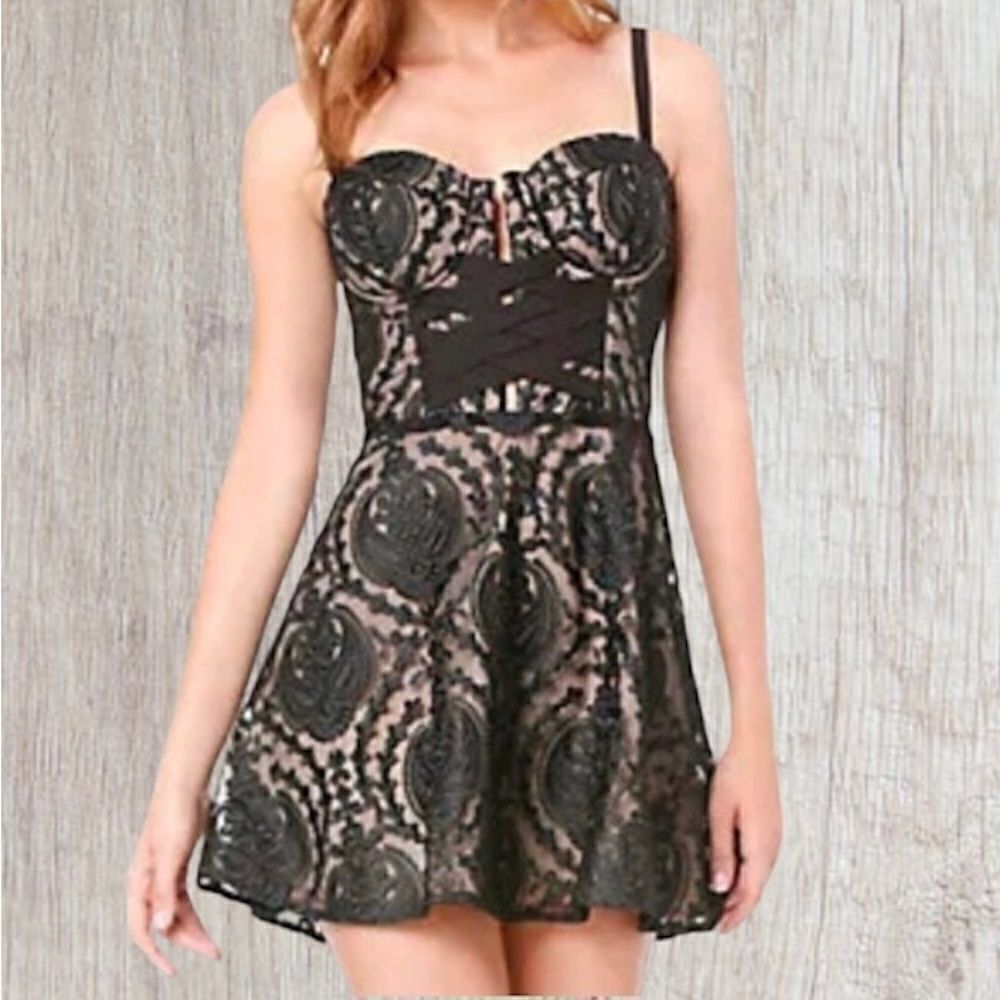 NWOT BebeX Naven Bustier Embroidered Flare Short Dress
